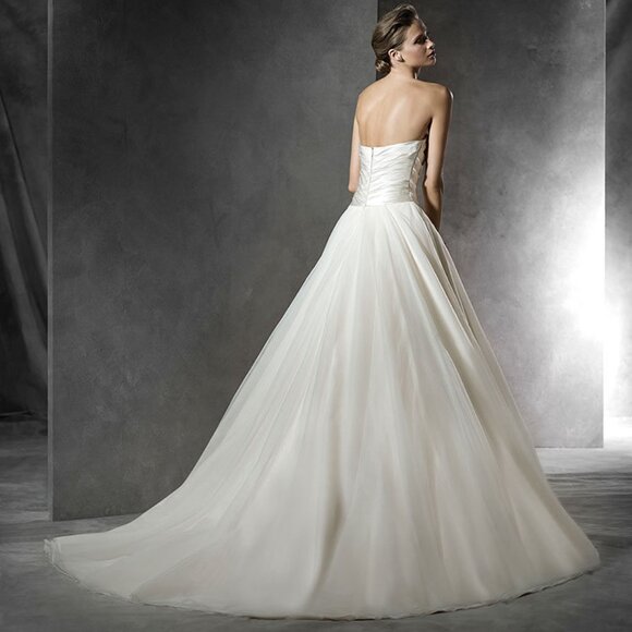 Pronovias Wedding Dress Plesana - Picture 2 of 9
